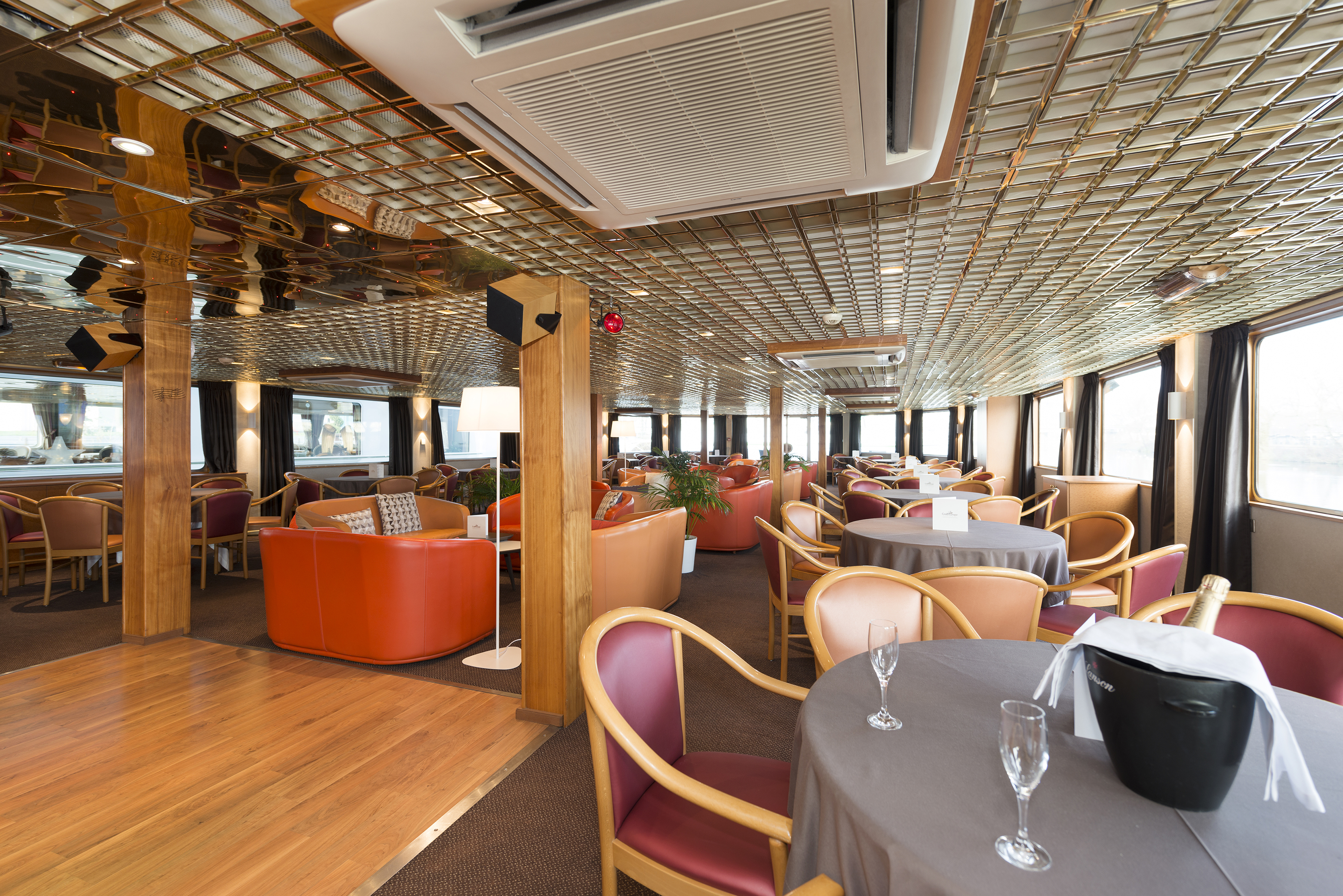 CroisiEurope MS Europe Lounge Bar 2.jpg